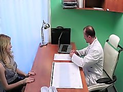 Cumshot de casal para médica de sorte