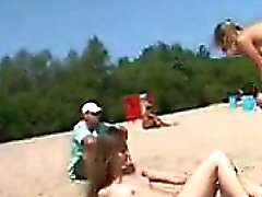 De nudismo adolescente na praia