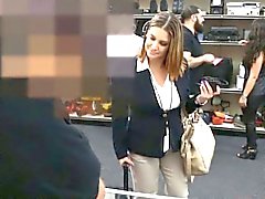 Vollbusigen business woman durch Pfandgegen Mensch im Hinterzimmer schlug