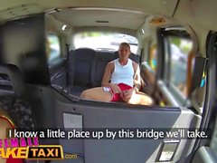 Weibliche Fake Taxi Stud gibt busty blonde Milf ein Creampie auf Taxi-Mütze