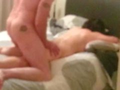 La esposa fob china se masajea por un amigo mientras que el marido blanco registra