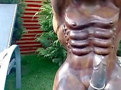 Tyttö nussii statue