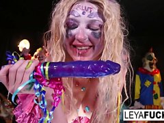 Crazy Clown Leya prende le sue aggressioni sulla sua figa