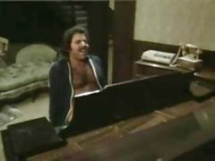 Actrice x classiques de Ron Jeremy martèle son cul béantes au banc piano