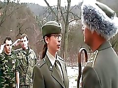 Непослушный брюнет Army Bitch Gett ...