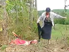 Big Синица Бабуля Fucks In The Woods