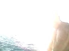 Hunks Muscled baisent sur un bateau