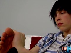 emo joven Tyler Bolt tomas fuera de su polla y lame sus dedos de los pies