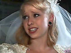 Novia Blonde cogió anales por un chico negro antes de su boda