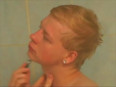 2 jeunes garçons ayant une cockfight dans la douche