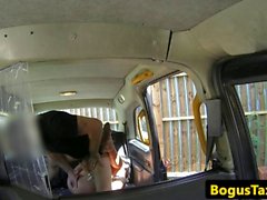Bumfucked Taxi brit throated im Freien