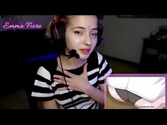 18YO YouTuber saa kiimaisen katsomassa Hentaia virran aikana ja masturboi - Emma Fiore