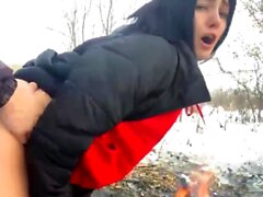 Morena sacanagem é fodida ao ar livre em inverno frio russo l