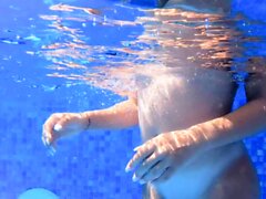 Milf amateur maigre allemand baise sous l'eau dans la piscine Pov