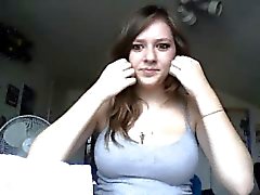 Chica muestra las tetas en cam