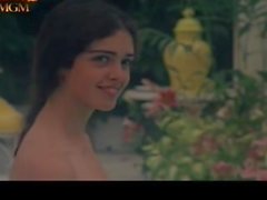 Kathleen Beller desnuda piscina y Carol Willard escenas de sexo - El Betsy (1978)