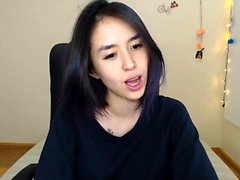 Striptease fille asiatique sur webcam