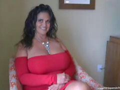 Kurvenreiche Brünette in einem sexy, roten Kleid stöhnt, während sie in ein Hotelzimmer knallt (NEU! 27. Jan 2022) - SunPorno