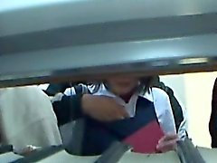 Joven y en edad escolar a tientas en una biblioteca de