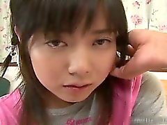 Colegiala bonita asian para crear una cálida