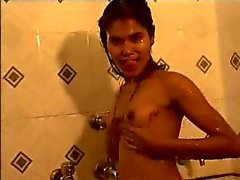 Май - Волосатые Индийская девочка в душ