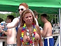 Daneben benehmen heißen Teenager an der öffentliche Bootparty