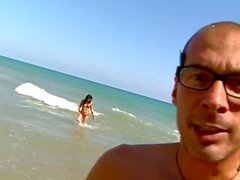 Zorra españoles con los vidrios queda dicked duro en la playa de