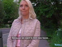 Agente di pubblici corneo turistico di Helena di Moeller ha fame per il cazzo ceco