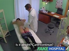 Falso Hospital Squirting di MILF desidera le protesi mammarie e si un creampie