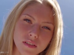 'Ultrafilms Anjelica ist das heißeste Mädchen im Porno in einem atemberaubenden Striptease und Masturbation-Video am Pool