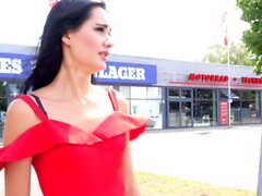 olheiro alemão - hot menina do turista falar com sexo em público em Berlim