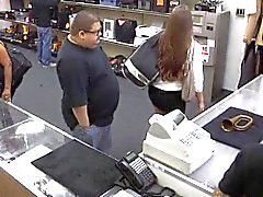 Amazing ass lady tries to sell a stolen stuff and gives head