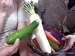 Vagina giapponese scopata with vegetables