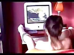La giada Cumming mentre si guarda Porno in a casa