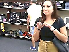 Fille de Desperate déshabille à louer Pawnshop fermés