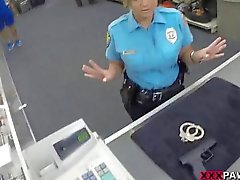 Enorme responsable de seguridad boobs latía a casa de empeño