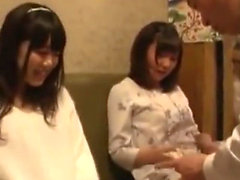 Adolescente japonesa Dedos en el sofá